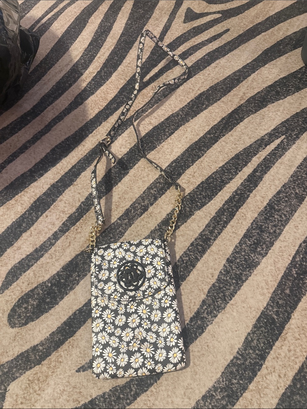 Daisy Print Crossbody Phone Bag – Black & White